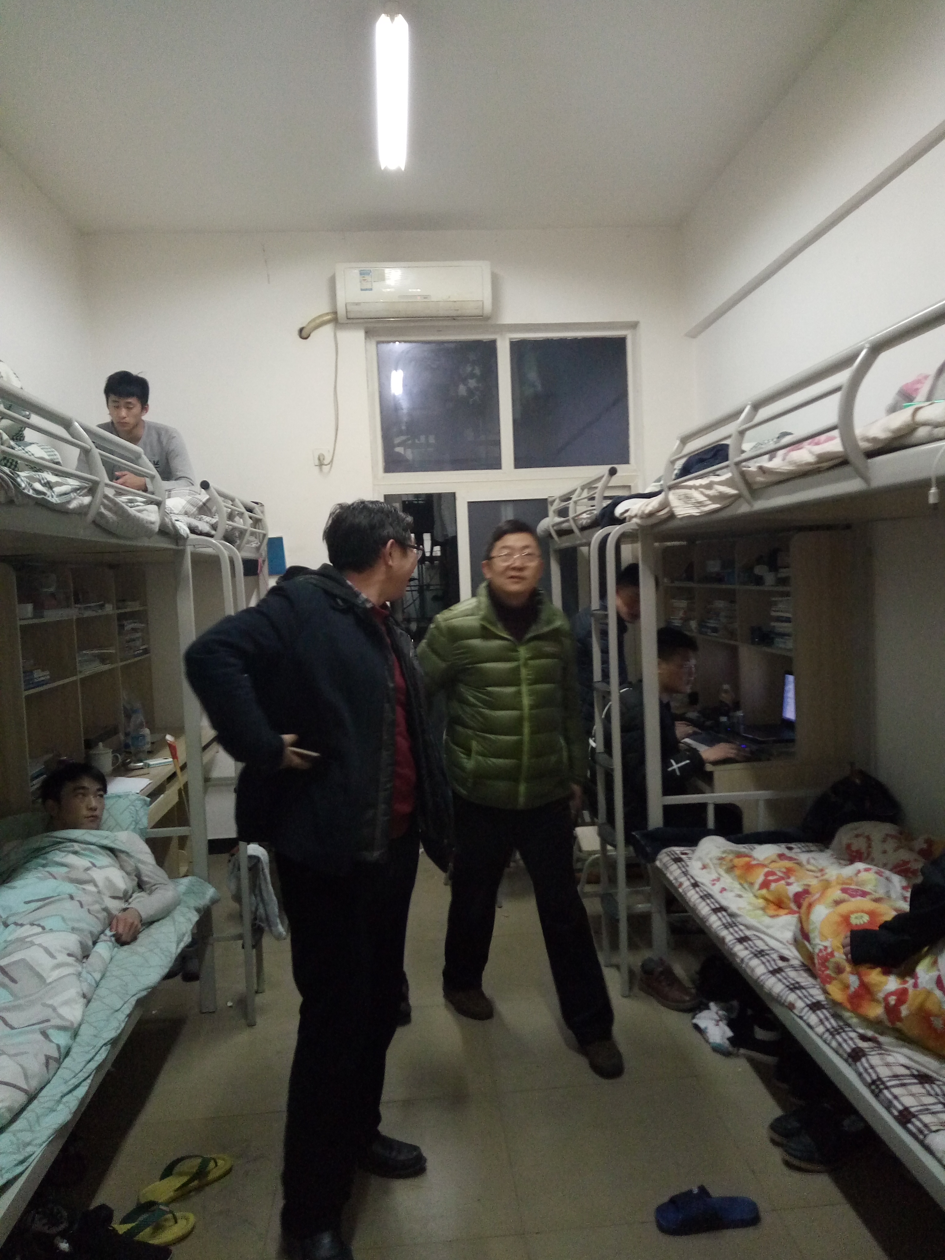 js5金沙6038"圣诞夜"学生宿舍安全检查